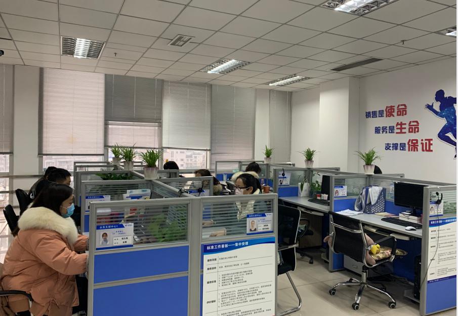 中国电信乐山分公司客服人员坚守工作岗位,为广大用户提供服务面对