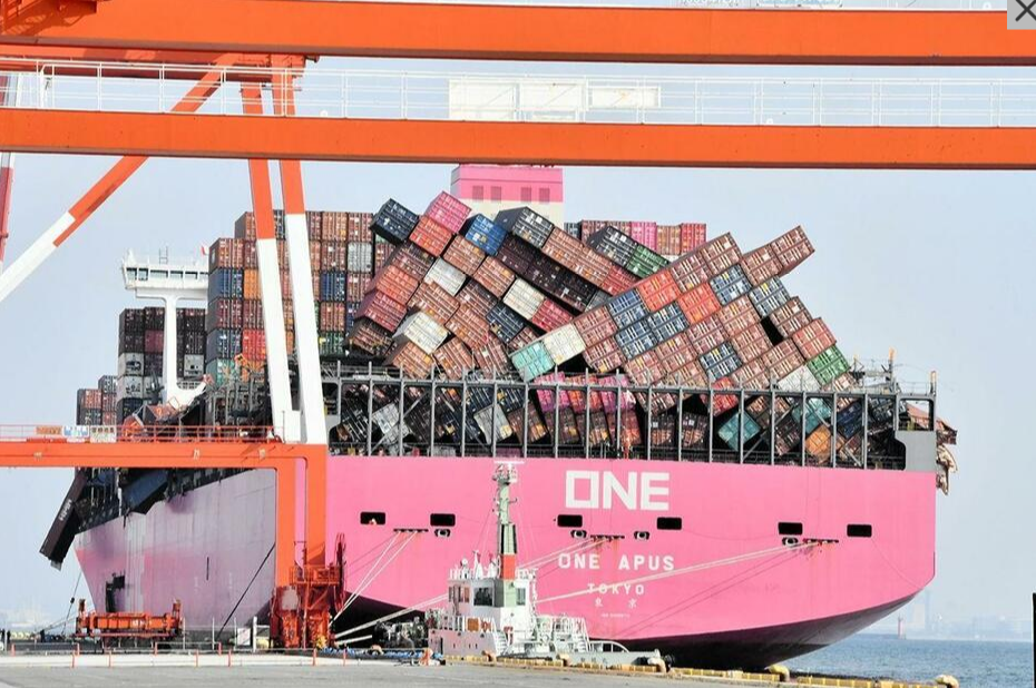 日本货船出发后遇风暴：1800多个集装箱落水 损失3亿元