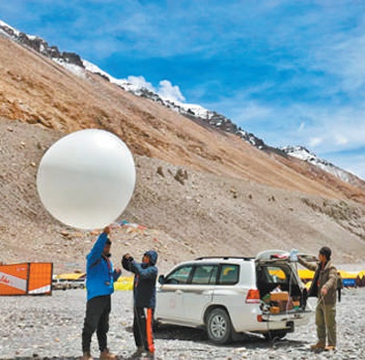 西藏自治区气象局2020珠峰高程测量气象探测保障服务队施放高空气象探测气球。 自然资源部供图