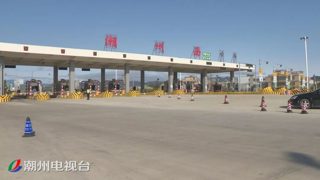 在甬莞高速潮州西出口,工作人员正在对进入潮州的车辆进行逐一检查