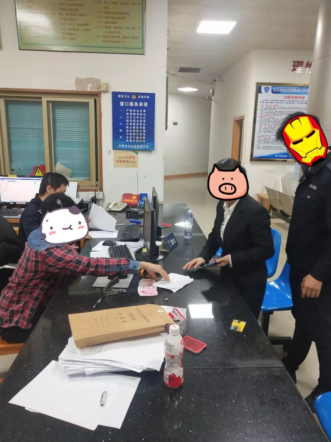 咋回事？东莞南城民警居然当众抢市民的手机！？