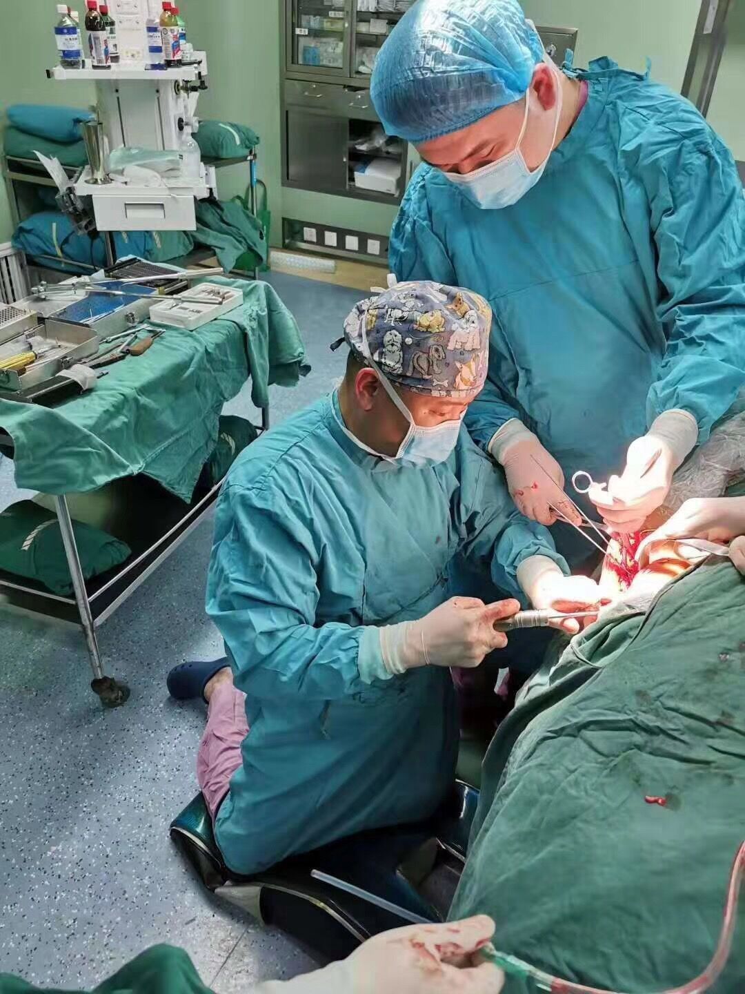 为免患者神经受损 阜阳一医生跪地半小时做手术|患者|受损_新浪新闻