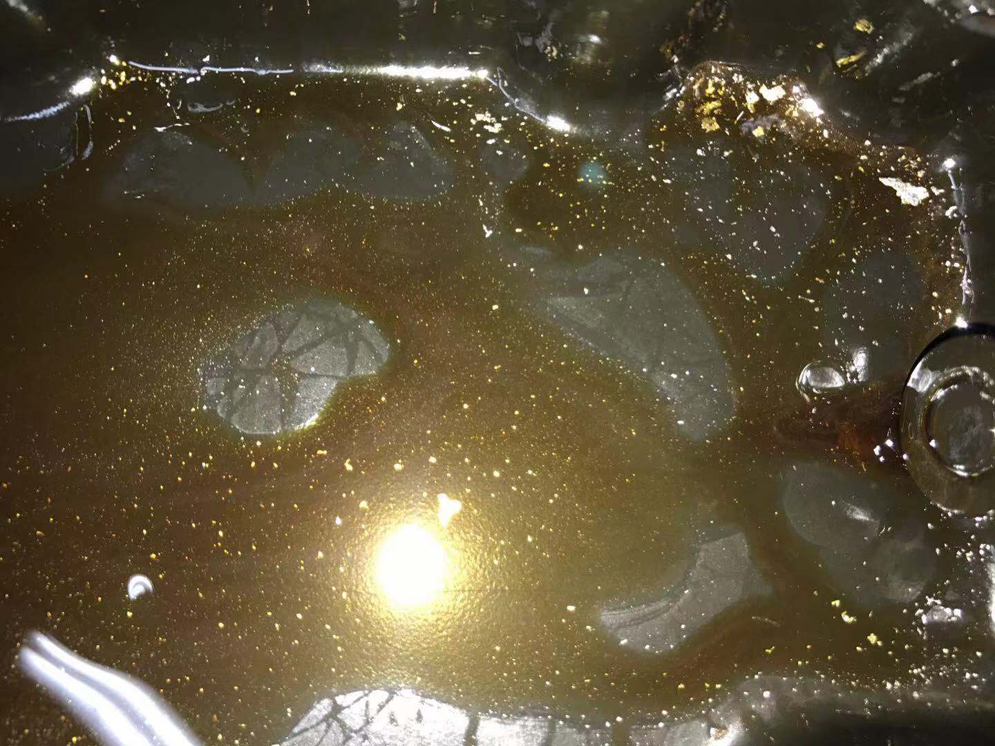 发动机内部的金属碎片。 受访者供图