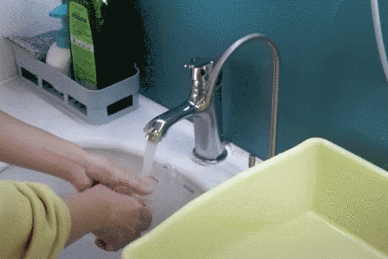 5,清洗到位后,把每个配件一个一个拿到水龙头下,用流动的清水洗干净.