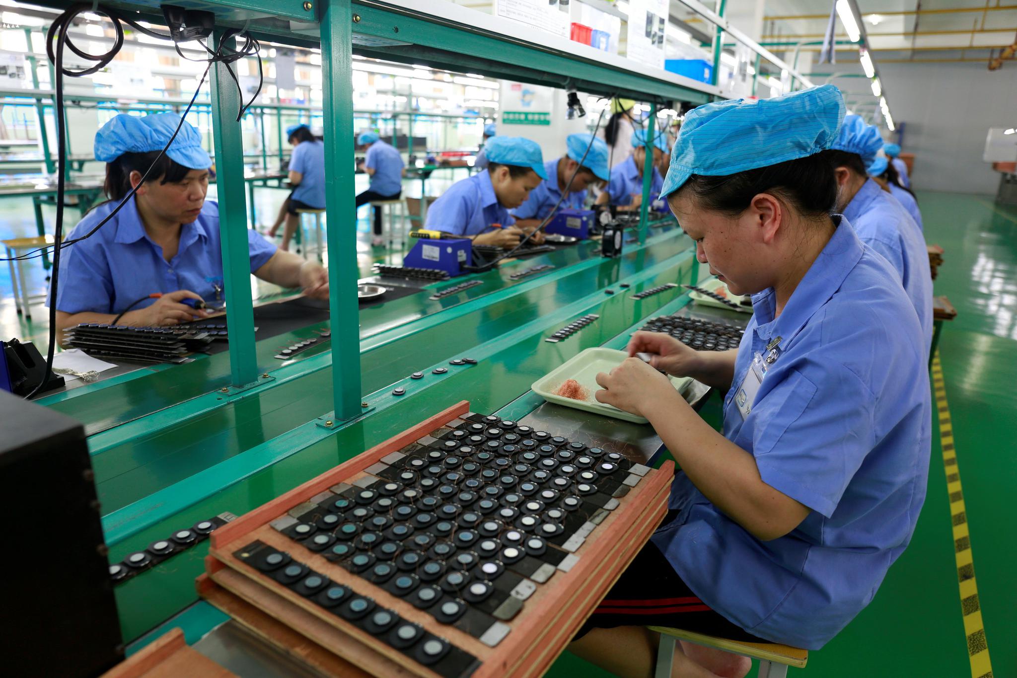 组装电子配件搬迁户老人正在扶贫车间编织竹篮搬迁群众的幸福新生活是