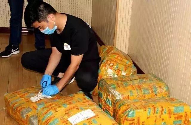 飞车追击,坟头搏斗……这个寄往郑州的快递包裹有何秘密?