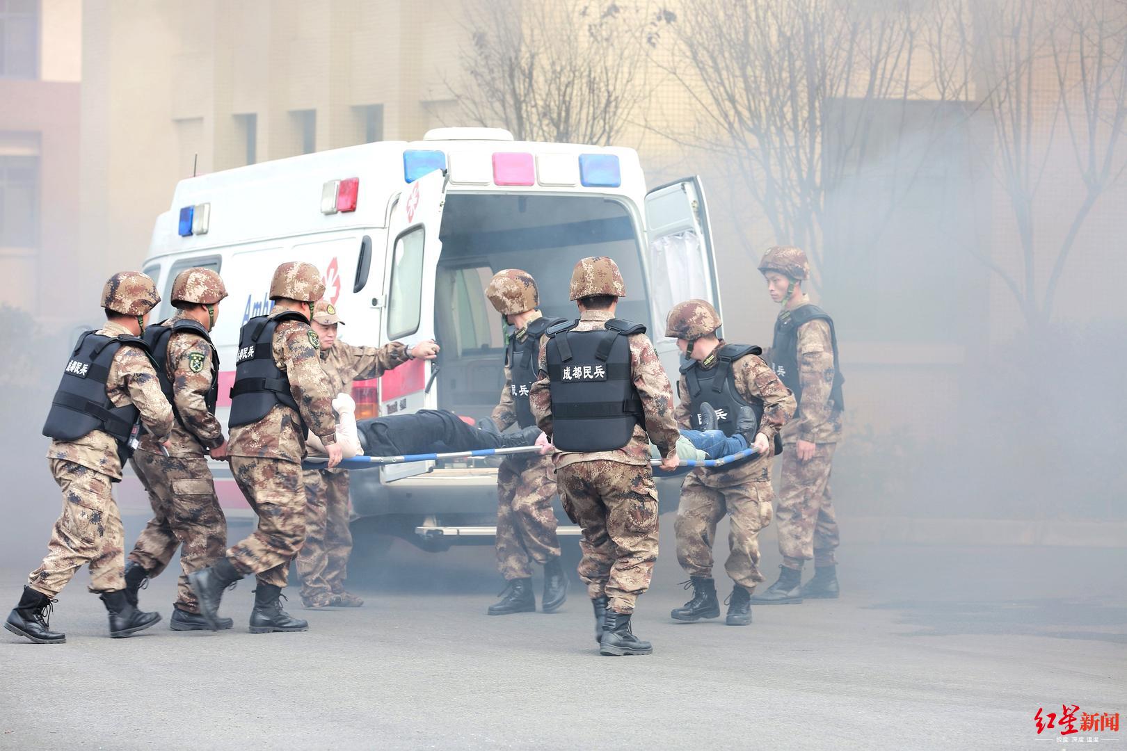 枪声四起,直升机悬停救人…成都警备区这场反恐维稳演习好精彩!