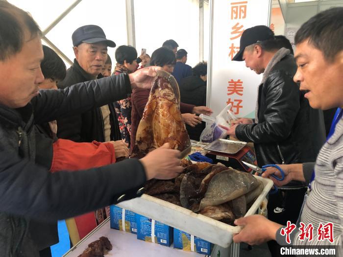 图为民众选购海蜇。 林波 摄
