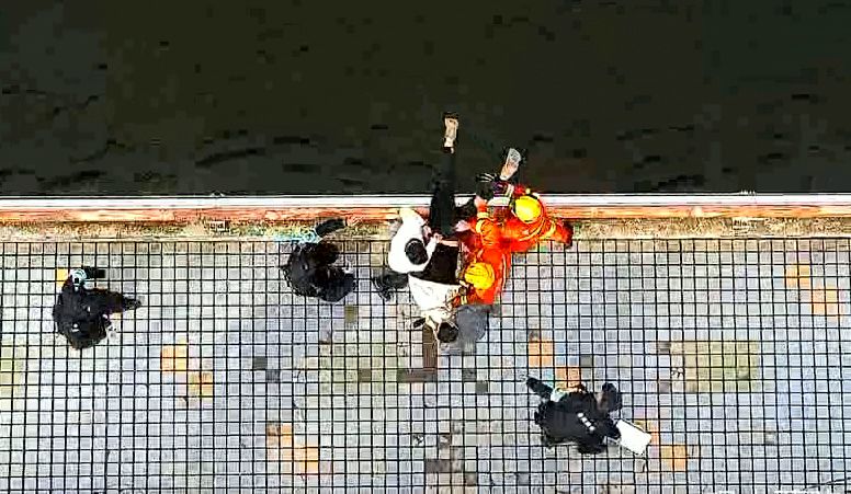 这一伸手就是生与死的距离!男子撒钱后居然干这事…"路人"机智救援!