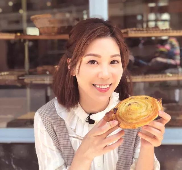 香港最美女主播淡出幕前做幸福妈妈 称想给女儿无忧无虑的童年