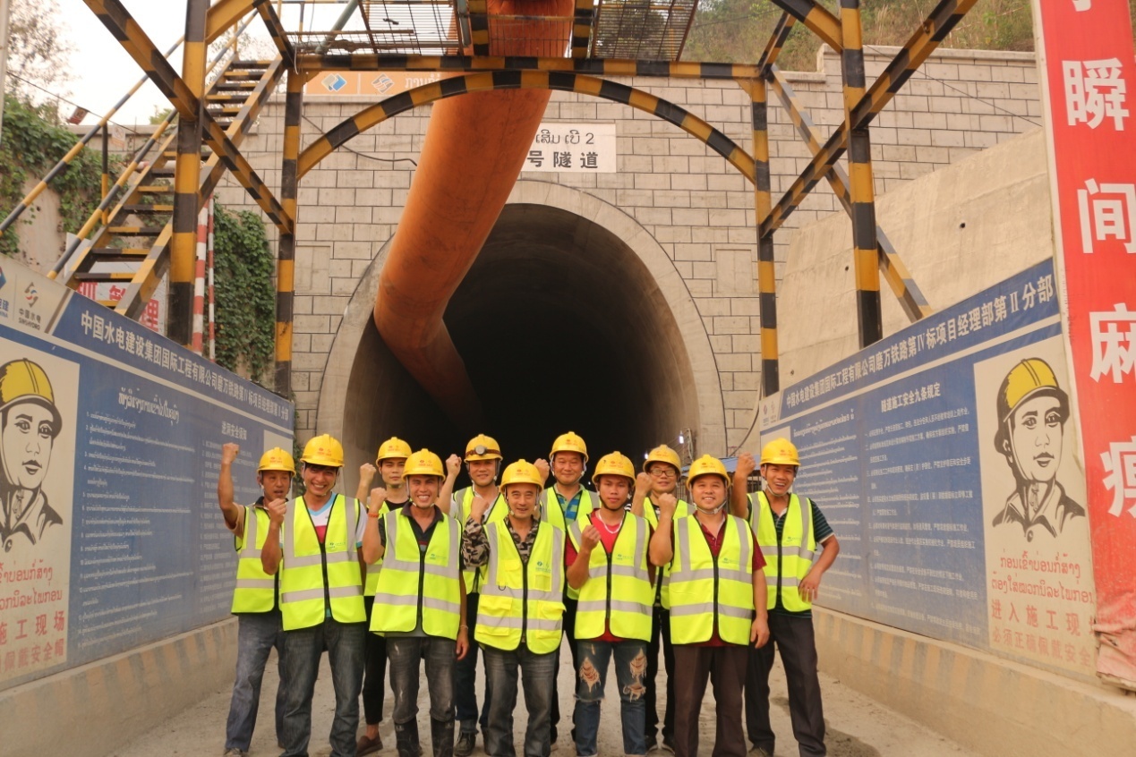 　中老铁路最长隧道森村二号隧道出口二衬班班长陈道国（中）和他的班组成员。 张琳琳摄