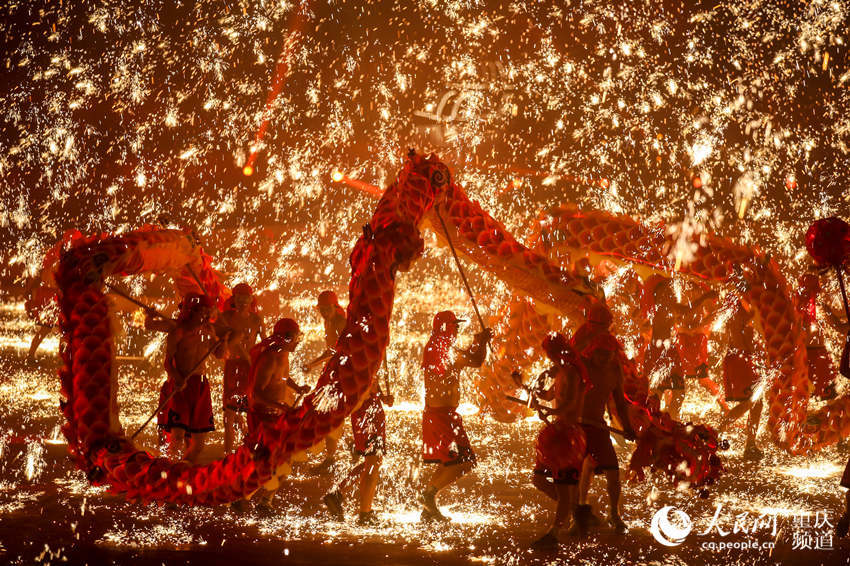 重庆铜梁举办龙灯艺术节 "铁水流星"耀夜空