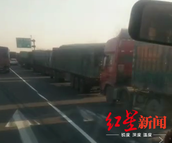 武汉金口高速收费站出口处出现货车排队拥堵现象(司机供图)