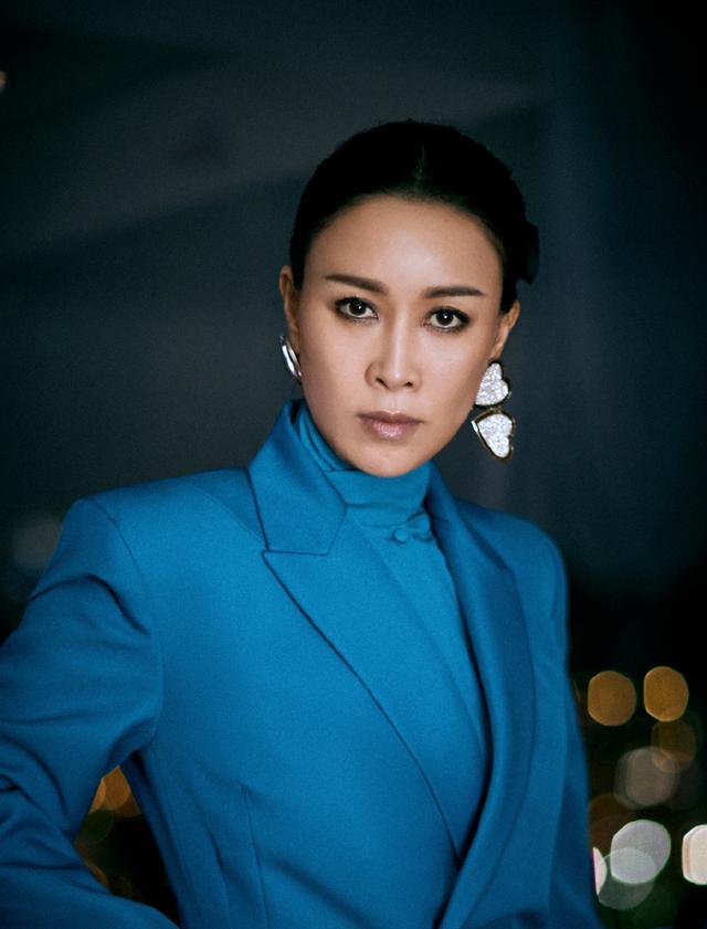 那英52岁还这么活泼,穿撞色大衣内搭黑色套装,帽子东北范儿十足