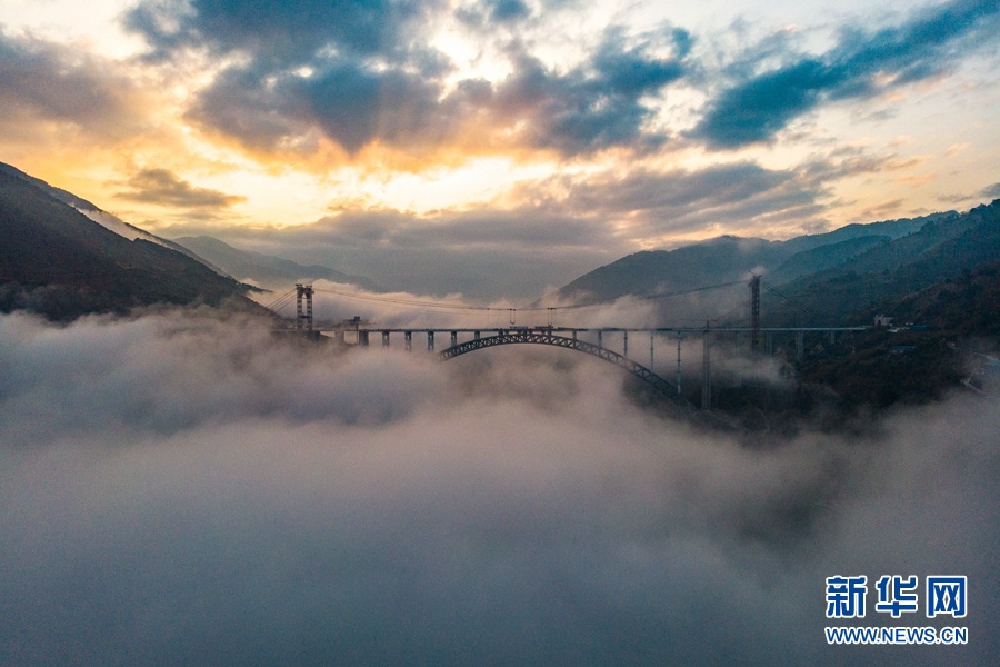 飞阅大瑞铁路怒江特大桥穿云破雾气势如虹