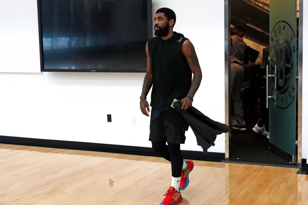 个人原因,这四个字背后,我好像看到了欧文独自啜泣的背影,黯然失色的