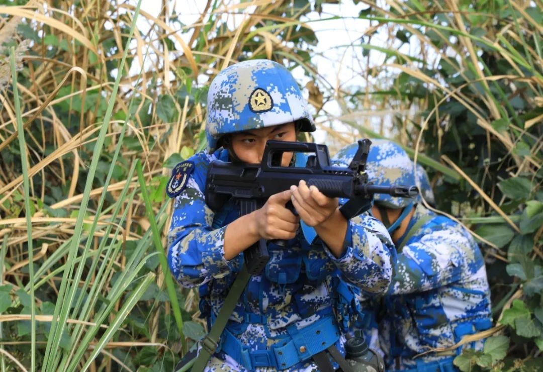 万里海疆战鼓擂新春佳节练兵忙