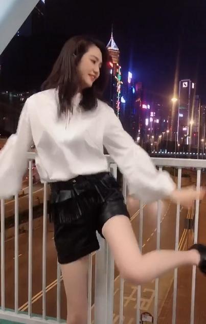 48岁洪欣天桥热舞穿短裤大秀美腿如同吃了防腐剂