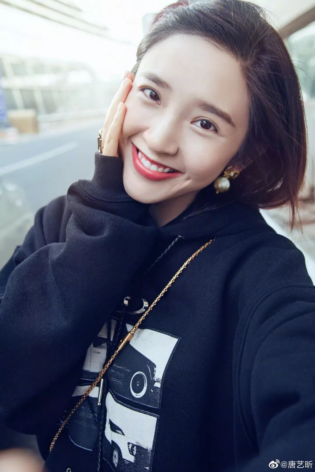 自曝瘦脸针打到脸僵,牙齿也是"假的",王鸥的美貌人设崩了?