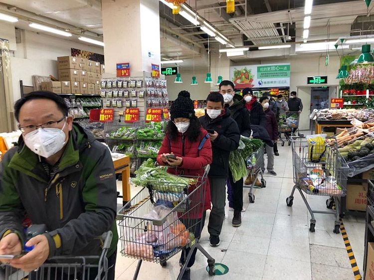 京城超市供货充足 市民测量体温后有序购物