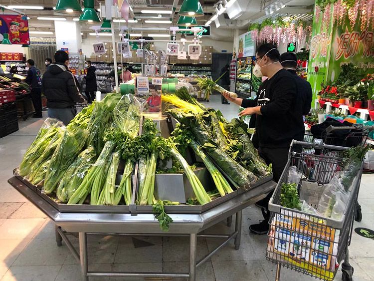 京城超市供货充足 市民测量体温后有序购物