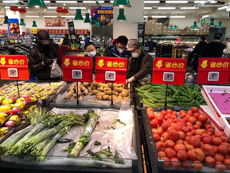 京城超市供货充足 市民测量体温后有序购物
