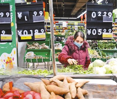 图为1月29日，湖南省桂东县城的步步高超市内，市民在挑选商品。邓仁湘摄（人民视觉）