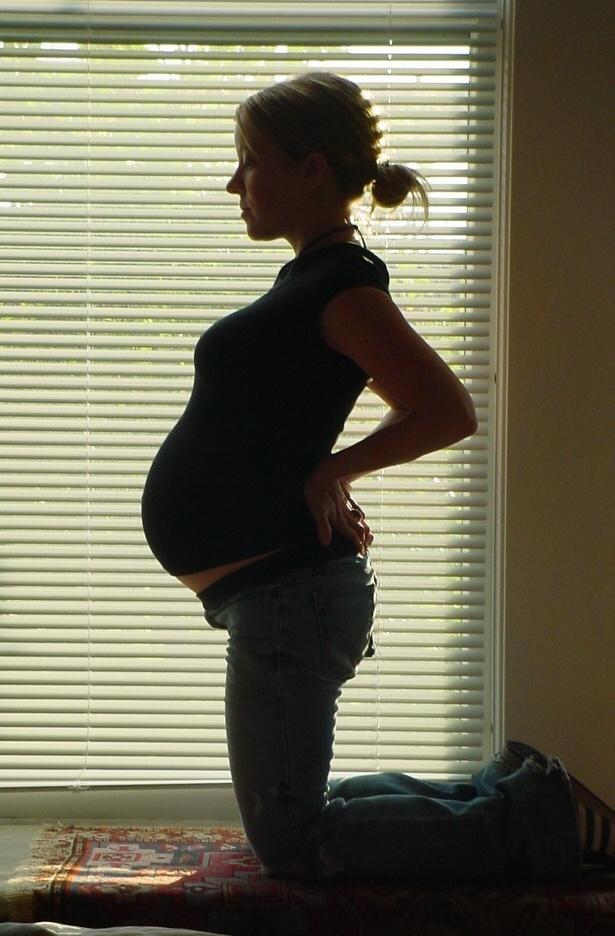 孕妇挺大肚子艰难走路图片
