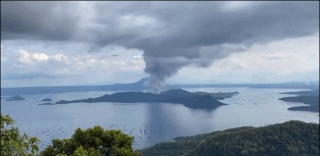电闪雷鸣像是沉睡了多年的怪兽忽然苏醒感知全世界"我回来了"有人拍到