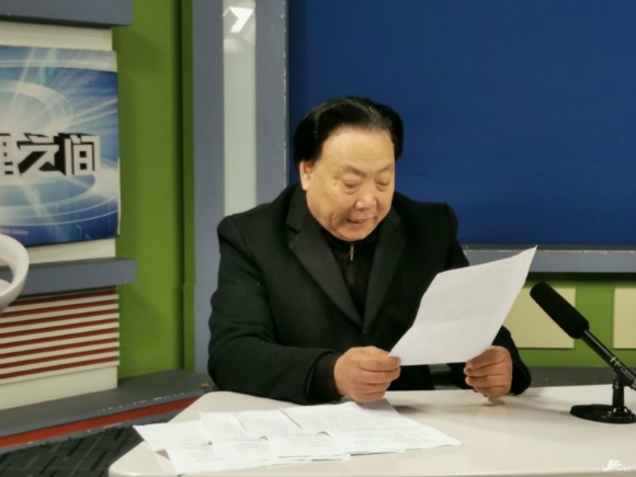 孟庆喜在用方言录制广播内容.