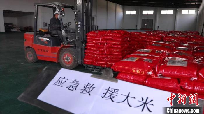 中储粮31日发布消息称,中储粮集团要求所属大豆油脂加工厂全面复工,指定湖北荆门直属库所属大米加工厂作为应急加工点,已备好2.8万吨稻谷,随时用于应急加工、供应市场。 中储粮供图