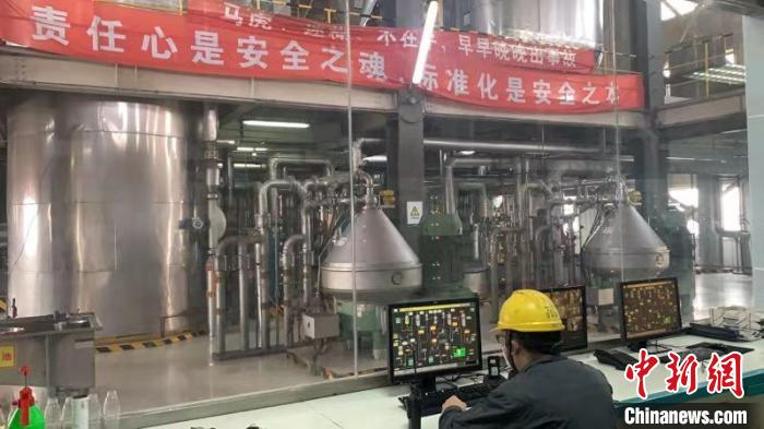 中储粮31日发布消息称,中储粮集团要求所属大豆油脂加工厂全面复工,指定湖北荆门直属库所属大米加工厂作为应急加工点,已备好2.8万吨稻谷,随时用于应急加工、供应市场。 中储粮供图
