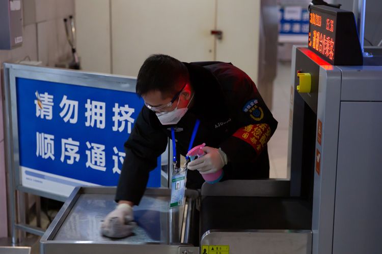 北京地铁启动全网测温进站组图