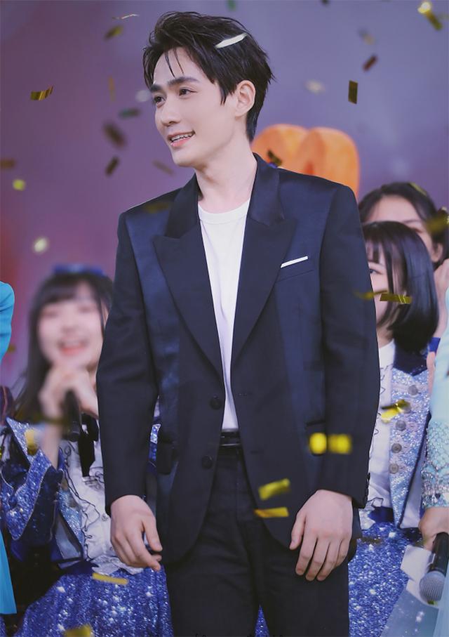 朱一龙车晓穿西装路边撸串这是要闹哪样难不成是要深夜放毒