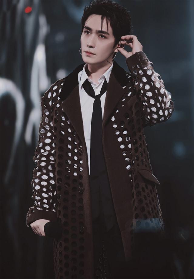 朱一龙车晓穿西装路边撸串这是要闹哪样难不成是要深夜放毒