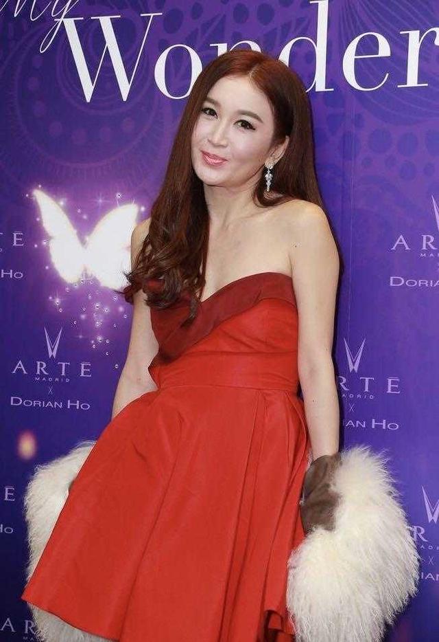 53岁温碧霞冻龄女神,身材真有料,身穿红色抹胸连衣裙,高贵时髦