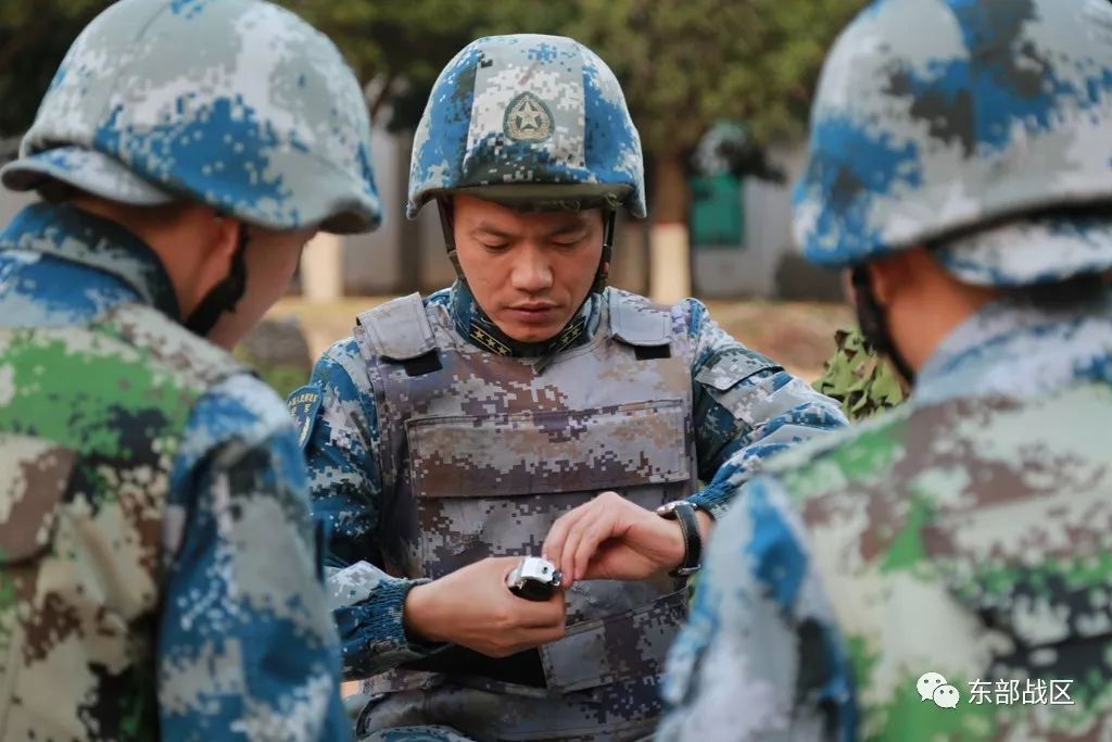 关注|空军兵哥哥,你投弹的动作实在是酷呆了