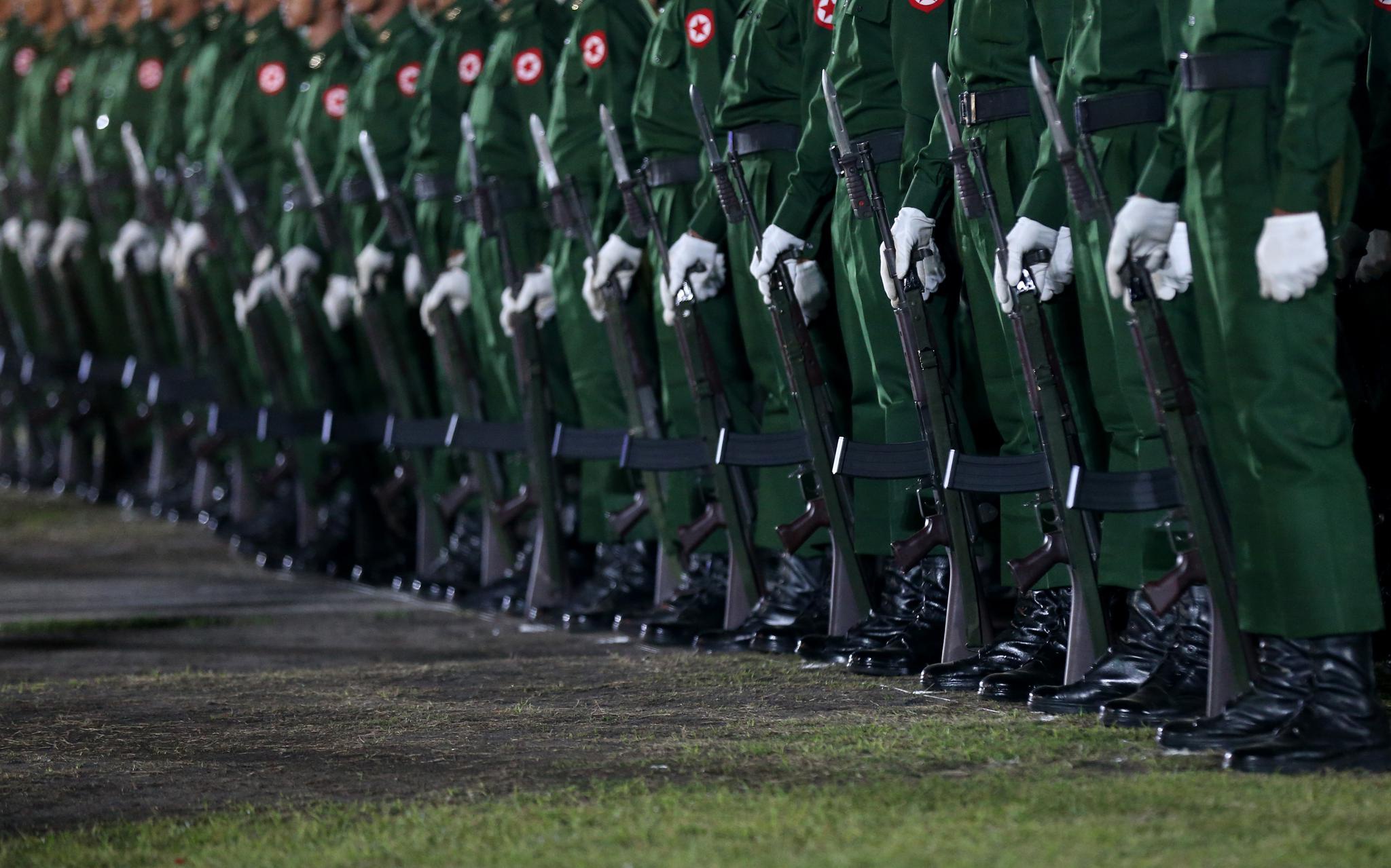 1月4日清晨,在缅甸仰光,仪仗队参加独立日升旗仪式.