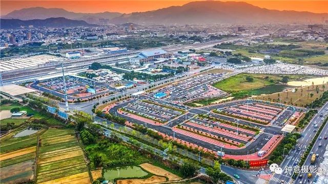 从高空俯瞰高铁新城,竟是这样一番景象!