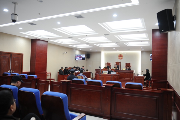 被控故意杀人的杨佰淇在法庭受审。 湖南常德法院网 图