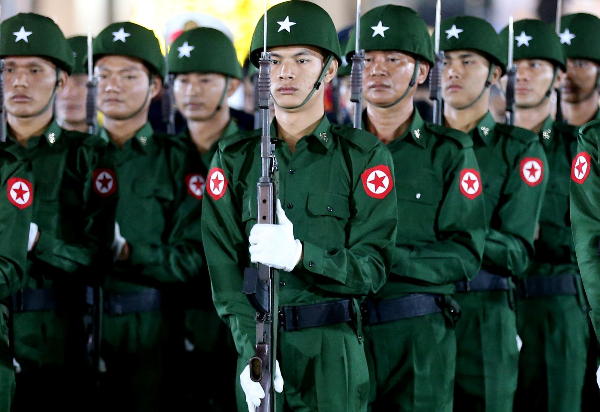 1月4日清晨,在缅甸仰光,仪仗队参加独立日升旗仪式.