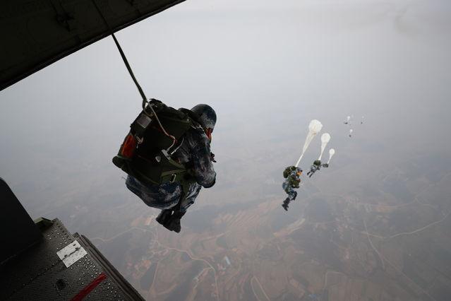 空降兵某旅新训女兵展开新年度首次大飞机跳伞训练