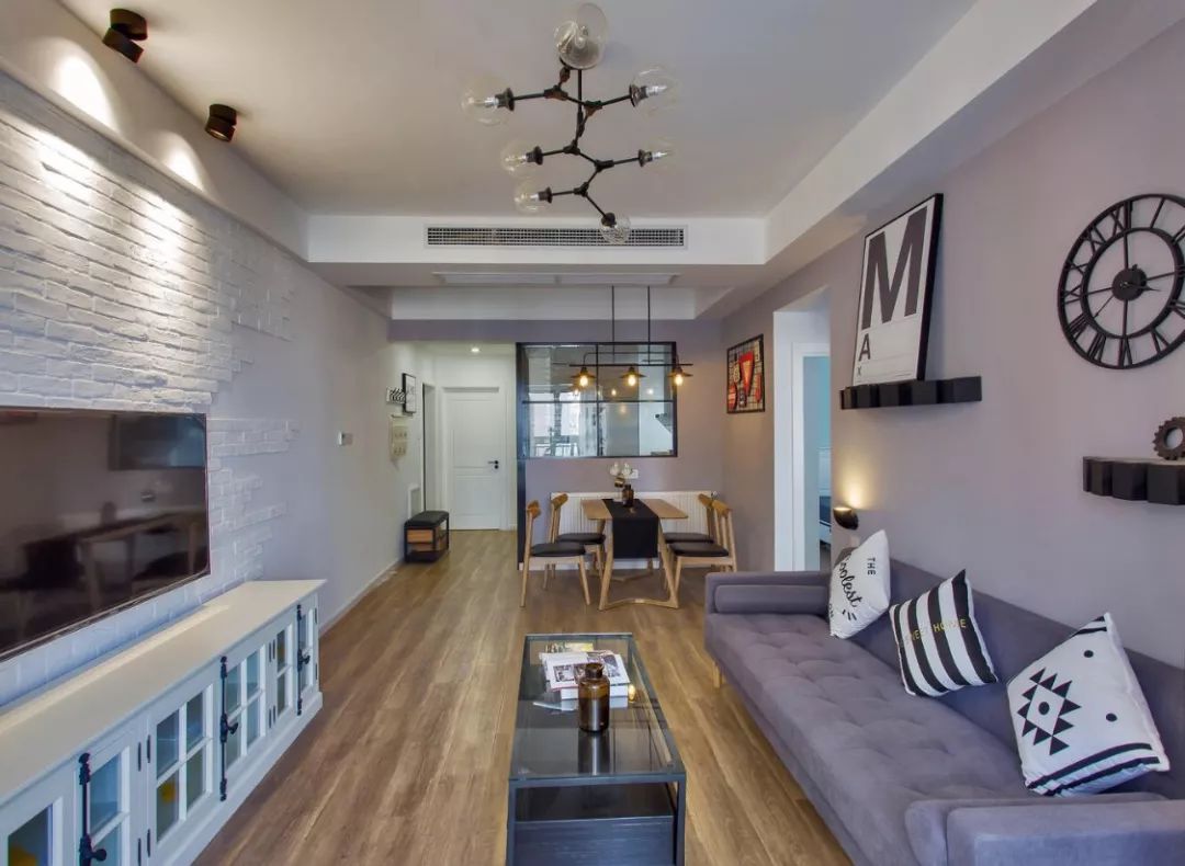 客厅装中央空调装在吊顶的哪个位置更合适