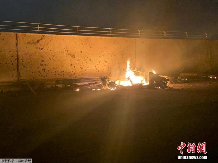 当地时间1月3日凌晨,据伊拉克安全部门发布的声明,巴格达国际机场附近遭到3枚导弹袭击,两部车辆被炸毁,致数人死亡。