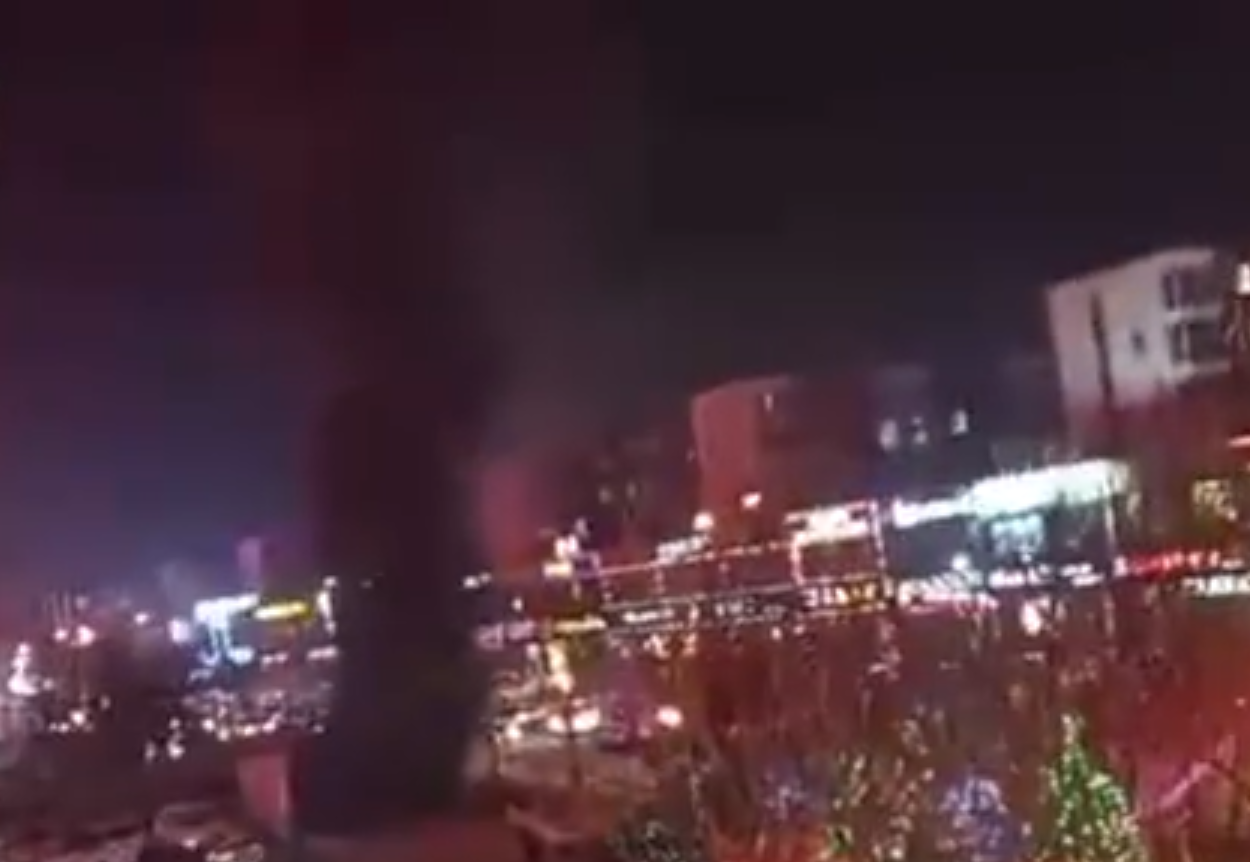 一地下车库口腾起黑烟，现场视频截图。