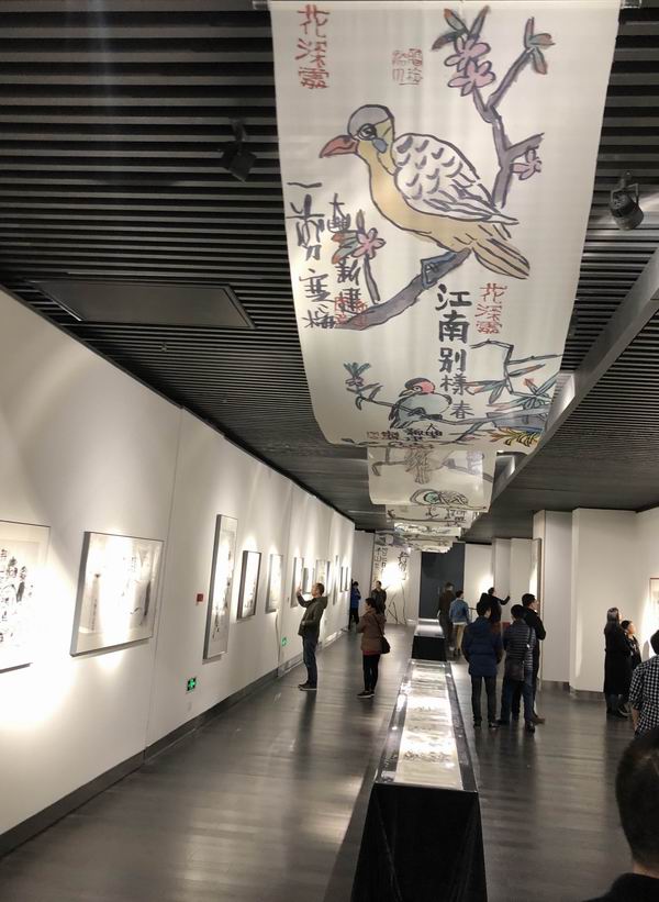 金陵美术馆朱新建艺术展现场新建大叔不眠不休,以性命相搏地瞎涂,疯画