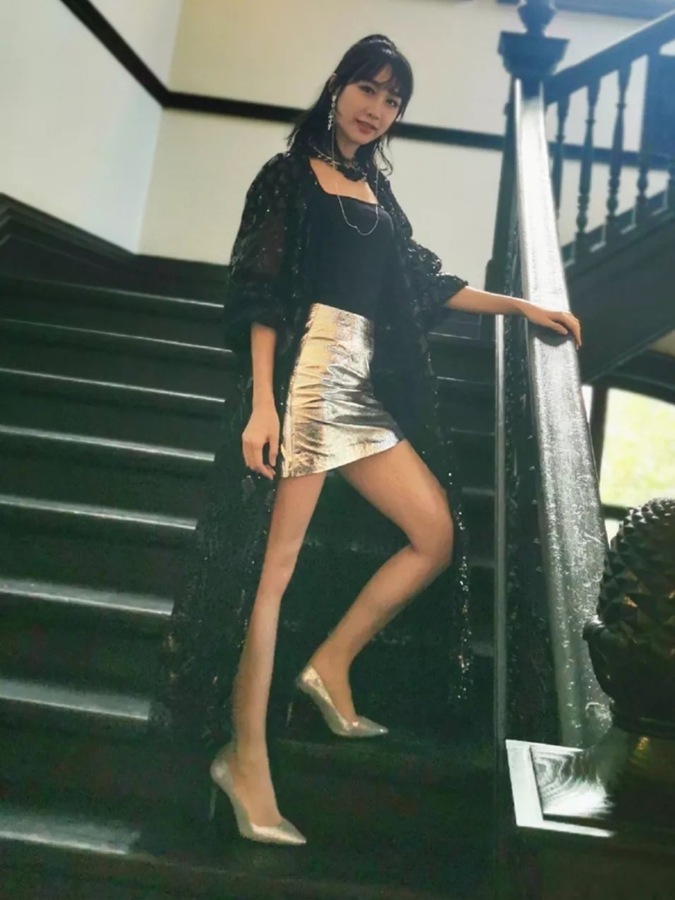 雷佳音妻子翟煦飞35岁好甜美,粉衣白裤简单随性,容貌清丽气质佳