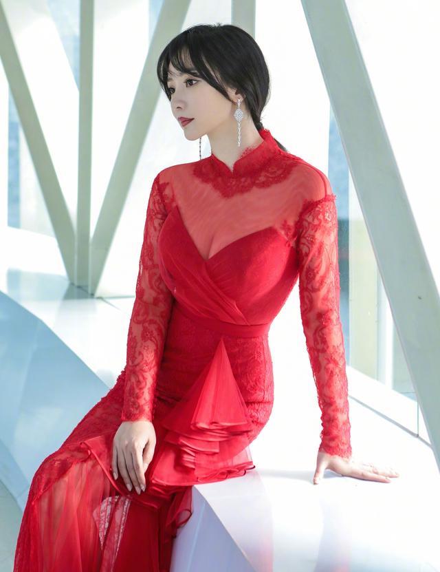 柳岩39岁更"豪放"了,穿蕾丝透视裙性感又撩人,好身材一览无遗