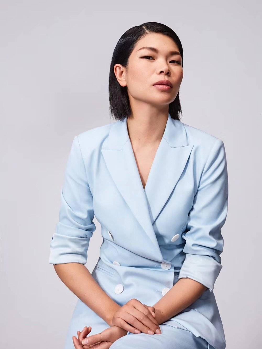 采访当天,吕燕素面朝天,不施粉黛,米白色卫衣搭配黑色长裤的极简风,与