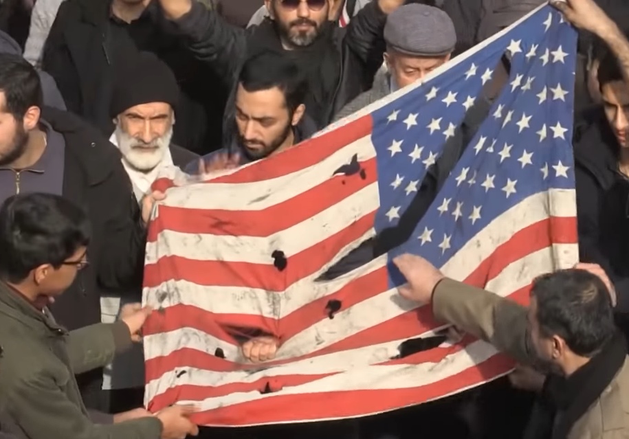 德黑兰民众撕毁美国国旗，视频截图